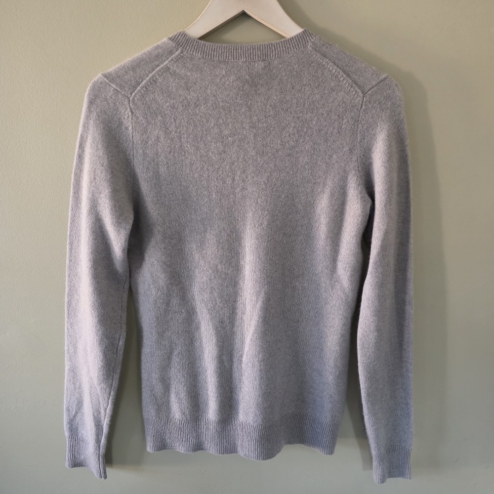 NWOT Lord & Taylor XS Quiet Luxury Modern Contemporary Cashmere V Neck Sweater - Picture 8 of 11